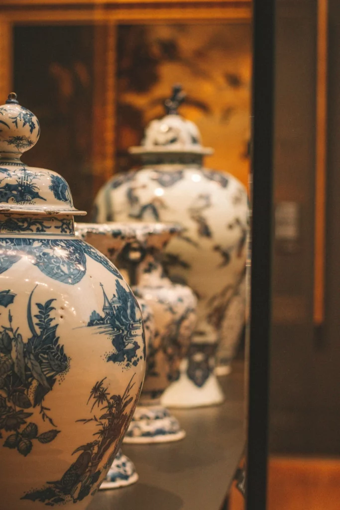 Urnes funéraires en porcelaine chinoise aux motifs bleus et blancs exposées.